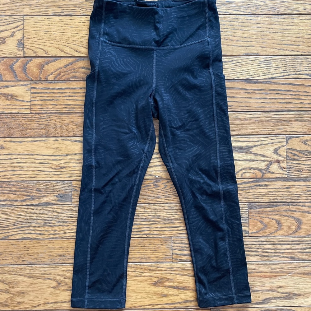 Athleta Ultimate Stash Pocket Printed Capri in black